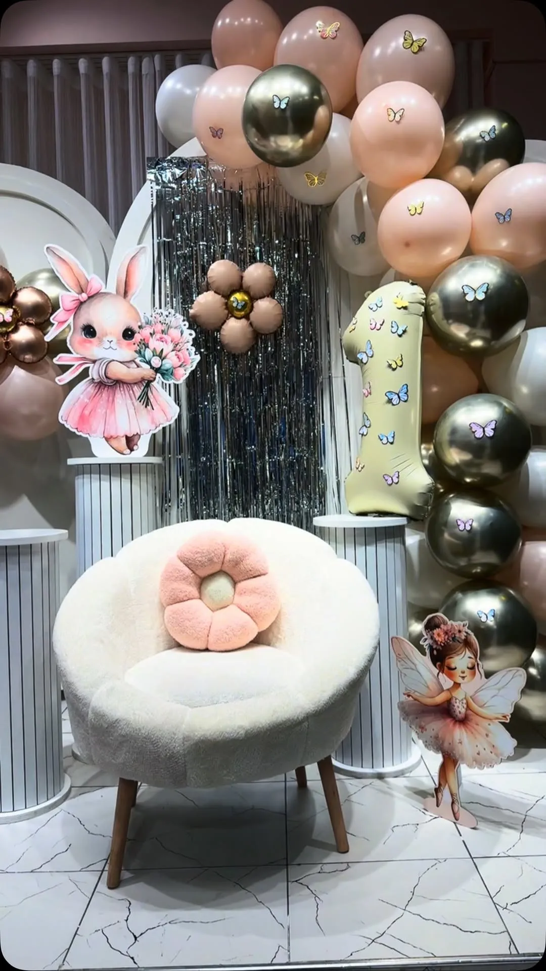 Pembe balonlu doğum günü köşesi